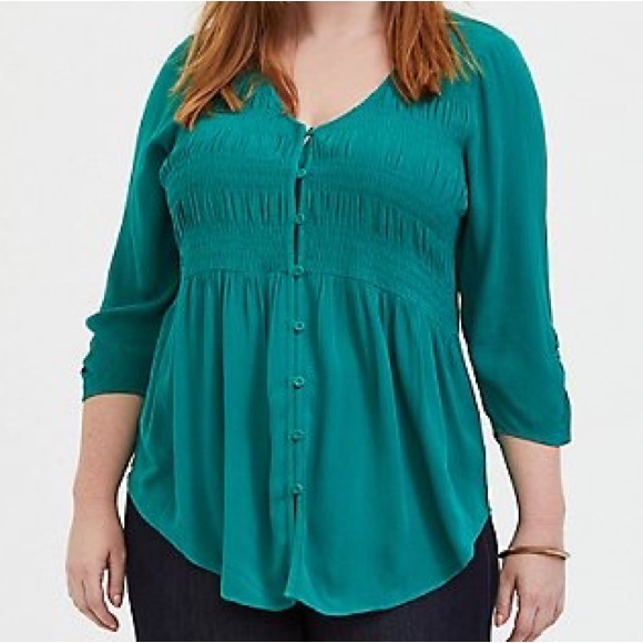 New Torrid CRINKLE GAUZE SMOCKED BUTTON FRONT TOP Size 4 - Picture 1 of 12